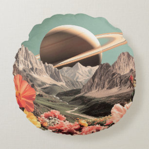 Surreal Saturn über dem Bergtal Rundes Kissen