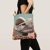 Surreal Saturn über dem Bergtal Tasche (Von Nahem)