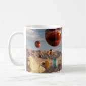 Surreal schwebende Kugeln und Würfel Kaffeetasse (Links)