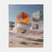Surreal schwebende Würfel und reflektierende Kugel Fleecedecke (Vorderseite)