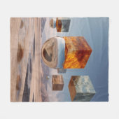 Surreal schwebende Würfel und reflektierende Kugel Fleecedecke (Vorderseite (Horizontal))