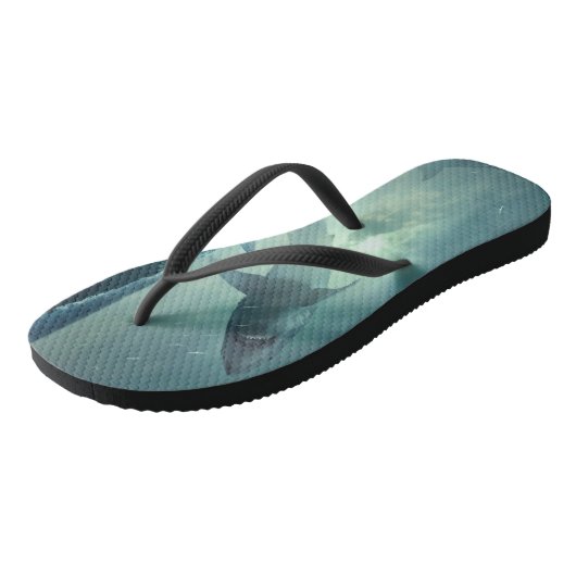 Surreal Shark Leap im Ozean Badesandalen (Schrägansicht)