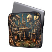 Surreal Skelette III Laptopschutzhülle (Vorderseite Links)