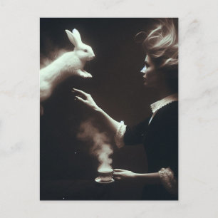 Surreal Tee mit weißer Kaninchenfantasie Art Postkarte