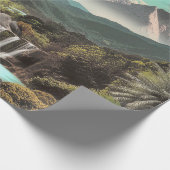 Surreal Tropisches Tal mit Wasserfällen Geschenkpapier (Ecke)