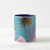 Surreal UFO and Palm Tree Mountain Scene Tasse (Zentrum)