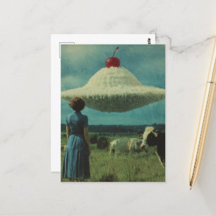 Surreal Ufo in einer Milchweide Postkarte