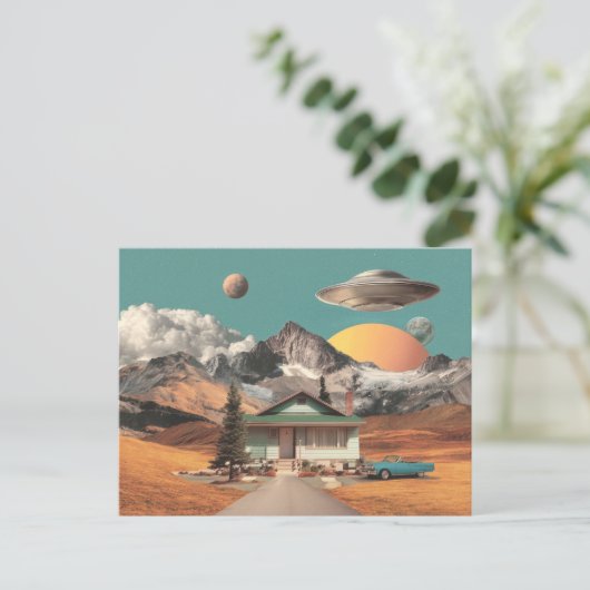 Surreal UFO Over Rustic House Postkarte (Stehend Vorderseite)
