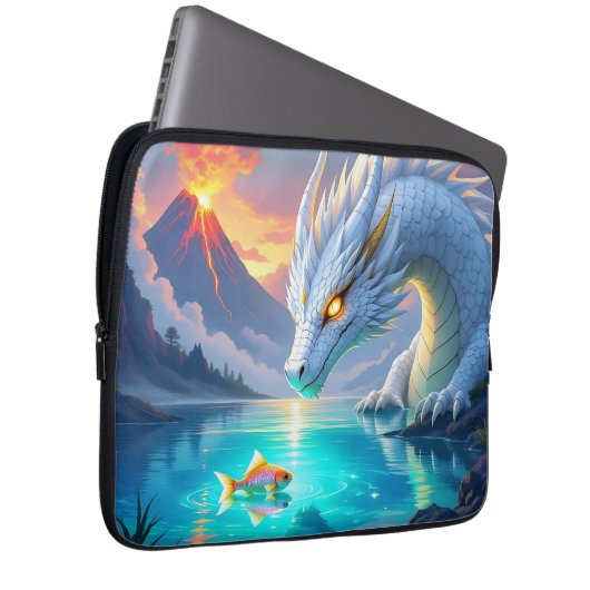 Surreal Weißer Drache und Goldfisch Laptopschutzhülle (Vorne Rechts)