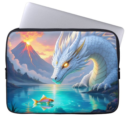 Surreal Weißer Drache und Goldfisch Laptopschutzhülle (Vorderseite)