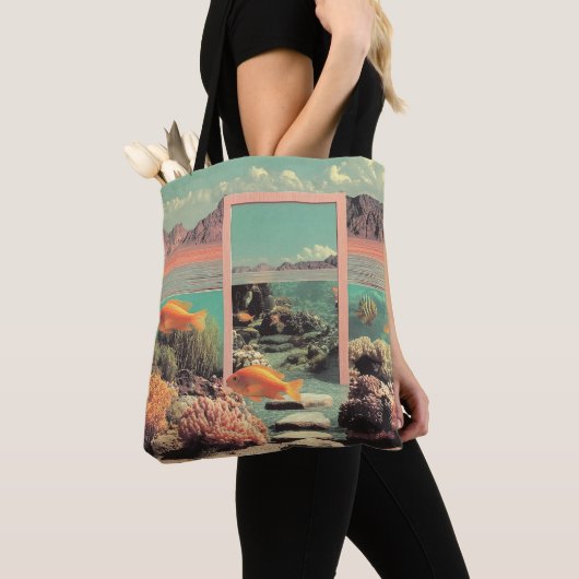 Surreal Wüstenozean mit Tür Tasche (Von Nahem)
