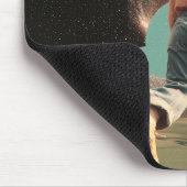 Surreale Figur, die in das Galaxie-Tor tritt Mousepad (Ecke)