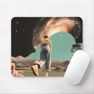 Surreale Figur, die in das Galaxie-Tor tritt Mousepad