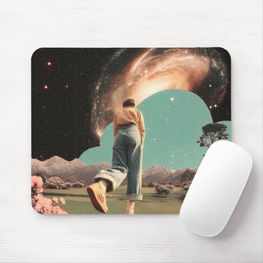 Surreale Figur, die in das Galaxie-Tor tritt Mousepad (Mit Mouse)