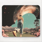 Surreale Figur, die in das Galaxie-Tor tritt Mousepad (Vorne)