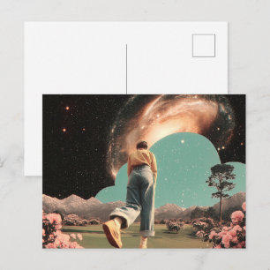 Surreale Figur, die in das Galaxie-Tor tritt Postkarte