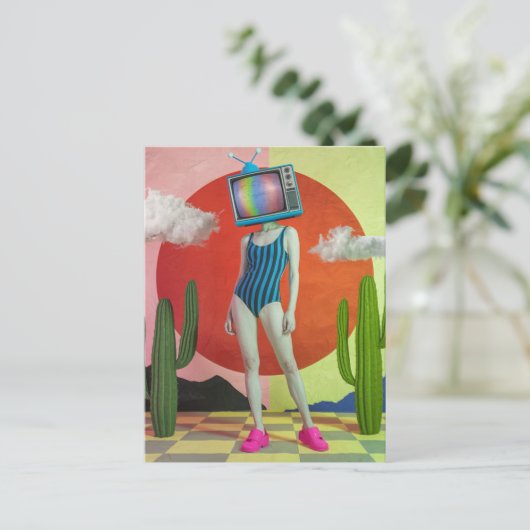 Surreale Frau in einem Swimsuit mit TV auf ihrem K Postkarte (Stehend Vorderseite)