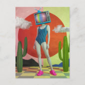 Surreale Frau in einem Swimsuit mit TV auf ihrem K Postkarte (Vorderseite)