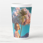 Surreale Frau mit Palme Milchtasse (Vorderseite)