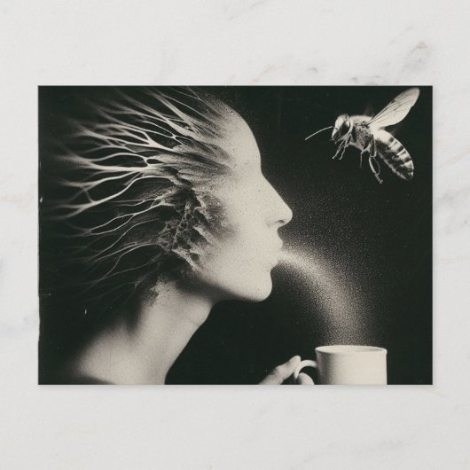 Surreale Frauen und Bienenaffee Schwarz-weiß Postkarte (Vorderseite)