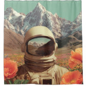 Surrealer Astronaut auf Blumenfeld Duschvorhang (Vorderseite)