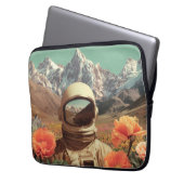 Surrealer Astronaut auf Blumenfeld Laptopschutzhülle (Vorderseite Links)