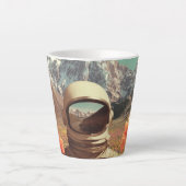 Surrealer Astronaut auf Blumenfeld Milchtasse (Vorderseite)
