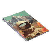 Surrealer Astronaut auf Blumenfeld Notizblock (Rechte Seite)
