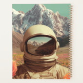 Surrealer Astronaut auf Blumenfeld Planer (Rückseite)