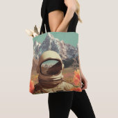 Surrealer Astronaut auf einem Blumenfeld Tasche (Von Nahem)