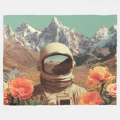 Surrealer Astronaut im Blumenfeld Fleecedecke (Vorderseite (Horizontal))