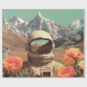 Surrealer Astronaut im Blumenfeld Geschenkpapier (Flach)