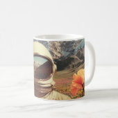 Surrealer Astronaut im Blumenfeld Kaffeetasse (VorderseiteRechts)