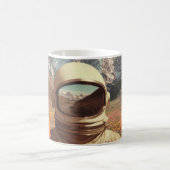 Surrealer Astronaut im Blumenfeld Kaffeetasse (Mittel)
