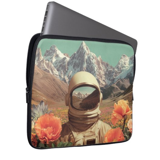 Surrealer Astronaut im Blumenfeld Laptopschutzhülle (Vorne Rechts)