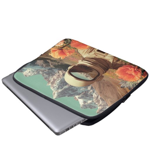 Surrealer Astronaut im Blumenfeld Laptopschutzhülle (Vorne Knopf)