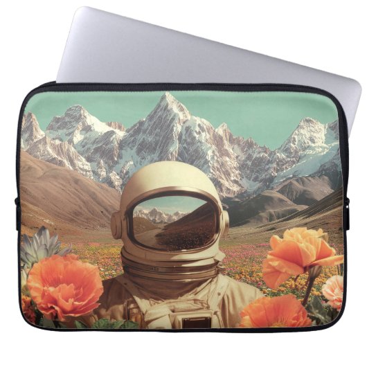 Surrealer Astronaut im Blumenfeld Laptopschutzhülle (Vorderseite)
