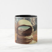 Surrealer Astronaut im Blumenfeld Tasse (Zentrum)