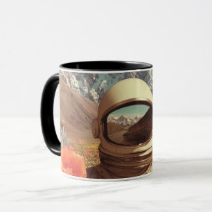 Surrealer Astronaut im Blumenfeld Tasse