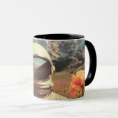 Surrealer Astronaut im Blumenfeld Tasse (VorderseiteRechts)
