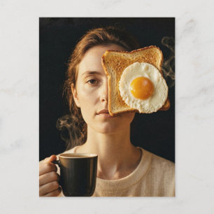 Surrealer Frühstückstoast und Kaffee Frau mit Ei Postkarte