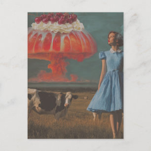 Surrealer lecker Kirsch-Nachtisch auf der Milchwei Postkarte