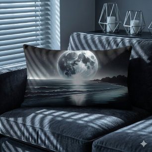 Surrealer Monsun über ruhiger Meeresküste Lendenkissen