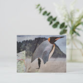 Surrealer Pinguin auf der Strandcollage Postkarte (Stehend Vorderseite)