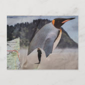 Surrealer Pinguin auf der Strandcollage Postkarte (Vorderseite)