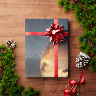 Surrealer reflektierender Ball mit Sonnenuntergang Geschenkpapier