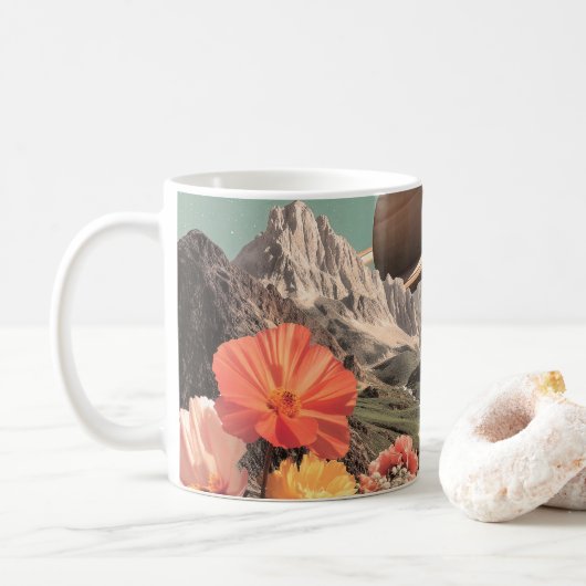Surrealer Saturn über Bergtal Kaffeetasse (Mit Donut)