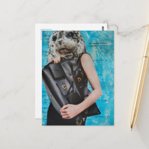 Surrealer Seehund mit riesiger schwarzer Handtasch Postkarte