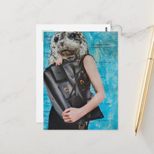 Surrealer Seehund mit riesiger schwarzer Handtasch Postkarte (Vorderseite/Rückseite Beispiel)