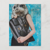 Surrealer Seehund mit riesiger schwarzer Handtasch Postkarte (Vorderseite)